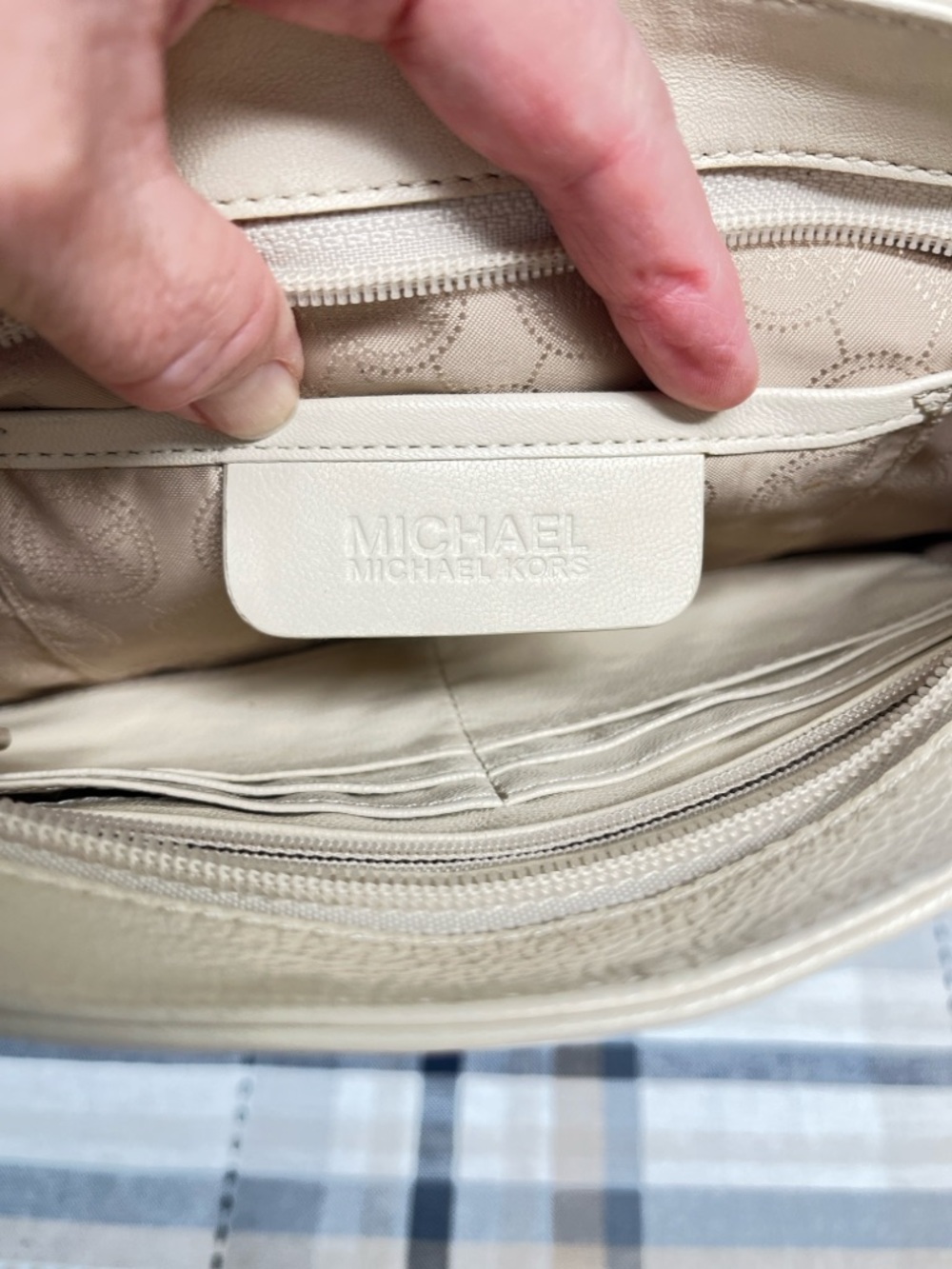 MICHAEL Michael Kors, EUC, Cream Ruched Leather Crossbody, tags inside - Picture 10 of 14